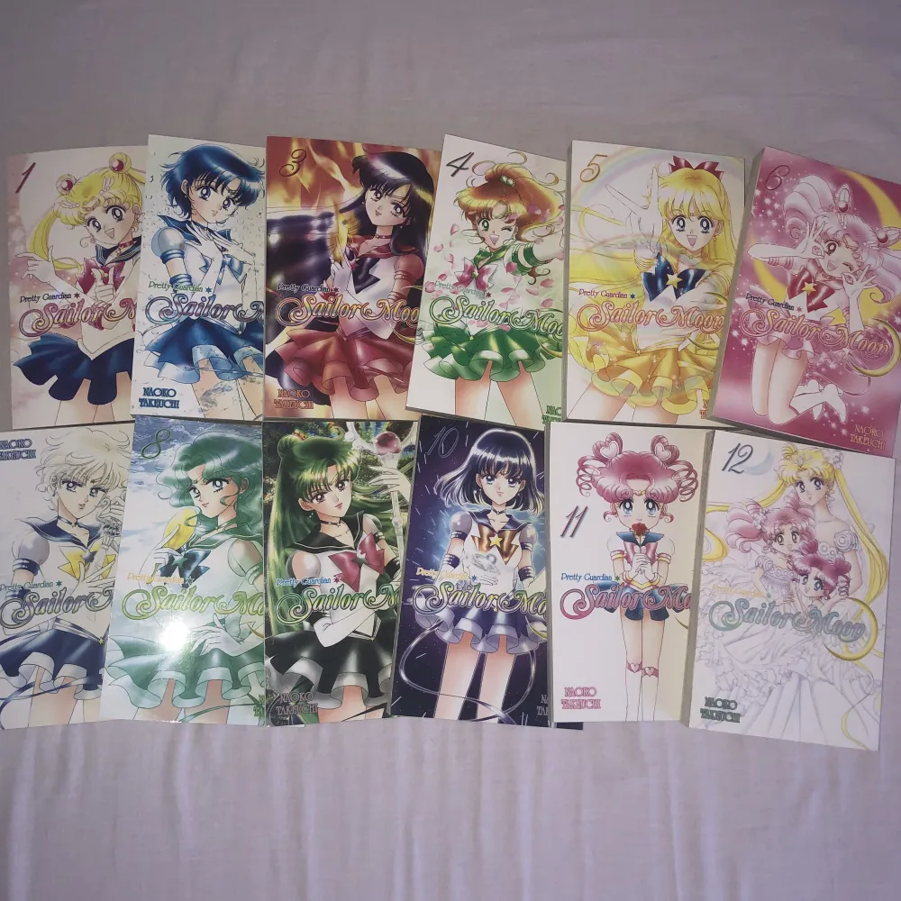 Alla 12 volymer av Sailor Moon mangan p engelska :3 I perfekt nyskick då jag aldrig läste mer än t vol 4!! Går självklart att skriva t mig om man inte vill ha alla, då tänker jag 120kr/st, nypris på de e runt 150-160kr/st ^_^ o jag bits nt!!!. Övrigt.