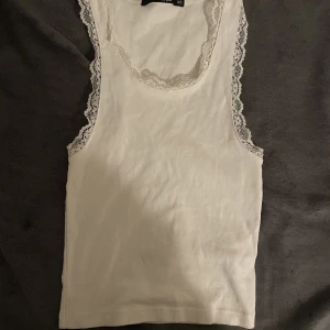 vitt linne med spets  - gulligt linne från bikbok, är liten i storleken och använt ett fåtal gånger <3 