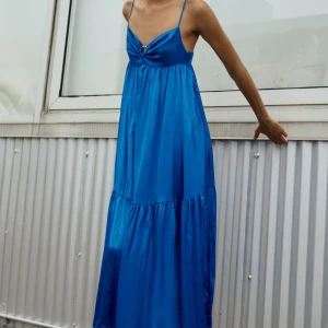 Zara klänning  - Säljer min långklänning från zara från 2021. Slutsåld köpt för 500 kr! Stl M passar mig som bär S. Använd 1 gång.