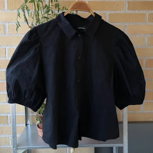 Puffärmad skjorta, Monki - Skjorta med puffärmar från Monki, storlek M. Kroppad modell 🖤