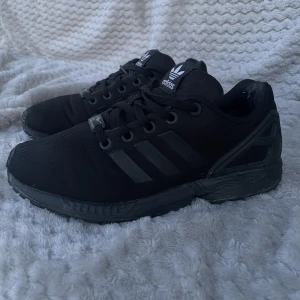 Adidas originals, Sneakers | Torsion, Zx Flux J Core | Strl 35,5 - Modell: Torsion, Zx Flux J core Black. 
