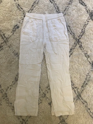 Linnebyxor - Ett par aldrig använda jätte fina linnebyxor. Jag säljer dom pågrund av att dom är alldeles för korta på mig. Jag som vanligtvis har s/m i byxor skulle säga att dessa sitter som en xs. Dom är tajta runt låren och som sagt väldigt korta. Jag är 178 cm.