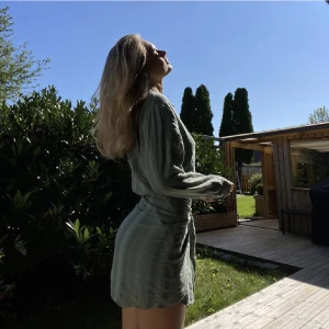 Skjortklänning - Säljer denna super fina skjortklänning som man knyter själv i storlek S 🥰