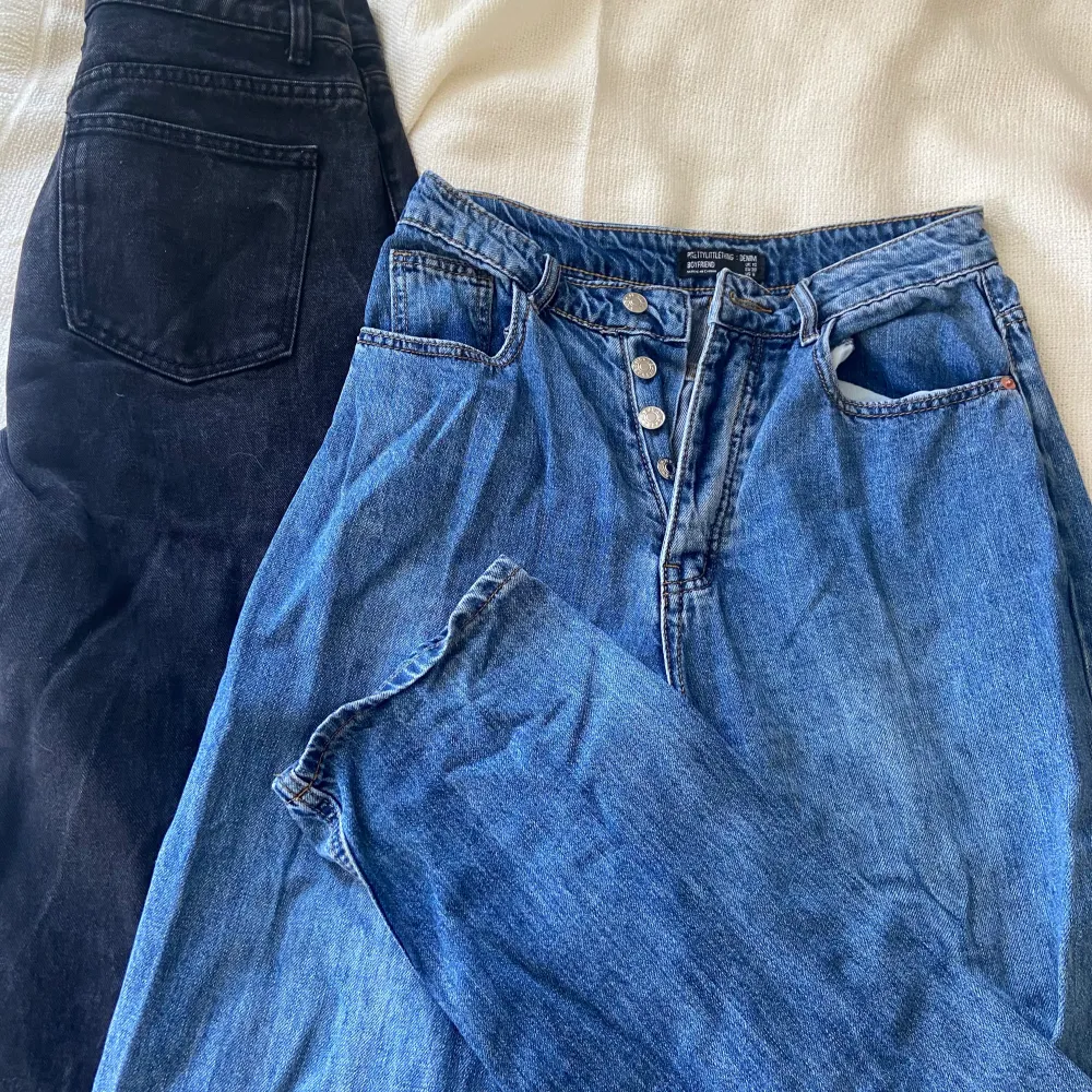 2 par jeans från plt, i storlek 38/40. Superfina och sköna knappt använda🤍 båda säljs tillsammans för 250kr. Jeans & Byxor.