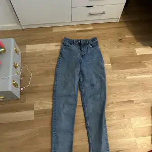 blåa mom jeans från h&m (obs‼️ det finns en svart färg fläck, det går säkert bort med tvättmedel. har bara tvättat normalt, inte med speciellt tvättmedel‼️)