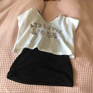 Gymnatröja - En gympatröja från hm. Använd några gånger, man kan antingen ha det svarta linnet under den vita tröjan eller ha dem var för sig. Går att töja ut så man kan ha den även om storleken inte passar! Säljer för att den är förliten. ❤️