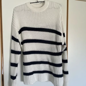 Stickad tröja  - Skön stickad tröja från lager 157, skön att bara dra på sig