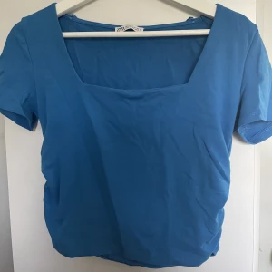 Ribbad topp  - Söt ribbad topp från zara köpt förra året. Men bara använd fåtal gånger. Liten i storleken. Det Hör gärna av dig vid intresse 💙