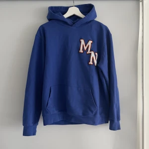 blå hoodie - superfin blå hoodie som ändå är ganska tunn i materialet så passar perfekt nu till sommarkvällar💙
