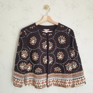 Broderad kavaj m. strass & pärlor - ☀️FÖRST RILL KVARN☀️ Denna ögonsten, pärlan av min garderob, älskade den & älskar den fortfarande men har inte använt den på så länge att det känns orättvist att jag har den när nån annan kan skina i den🥹❤️‍🩹 Svart, tung, broderad med mynt dinglandes✨️✨️