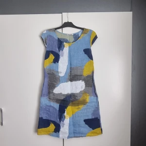 Klänning  - Ny linne klänning oanvänd. Köpte från Amalfi kust. Stl M/L