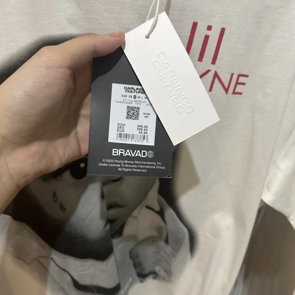 En helt ny T-Shirt från Carlings med prislapp kvar. Storlek S men eftersom den är från herr avdelningen  och är redan oversized så är den lite stor. Nypris 399kr, men säljer för 350. T-shirts.