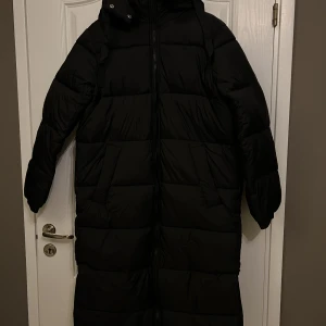 Vinterjacka - Lång vinterjacka från lager 157. Oanvänd. Lapp finns kvar. Nypris 600kr. Köpare står för frakten.