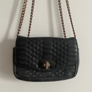 Zadig  - Använd mycket. Går att byta kedja så att den blir som ny. Går att ha både på axeln eller som crossbody