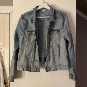 Blå jeansjacka - Jeansjacka i ljus och urtvättad look. En fläck på ovansida rygg(se bild). Storlek L men väldigt liten i storleken. Skulle säga att det är mer likt en S. Köpt på Monki.