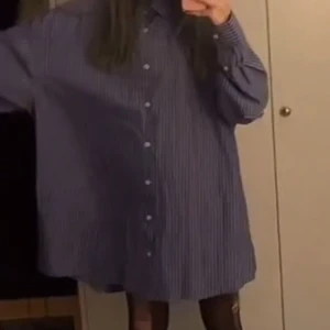 Blå randig skjortklänning - Blå randig skjort klänning i bra skick 