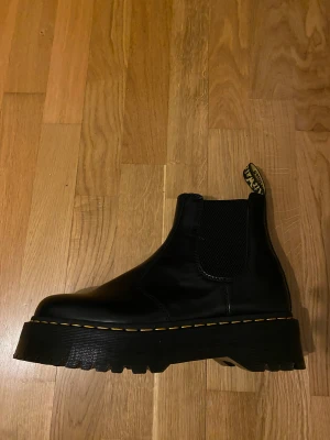 Kängor - 2976 Quad Leather Platform - Helt nya Dr. Martens för bra pris. Skorna har aldrig använts köptes för ungefär 1 månad sedan.  