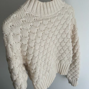 Stickad tröja - Stickad tröja från MONKI. Perfekt till sena sommarkvällar. ☀️ Använt ett fåtal gånger, inget att anmärka på.