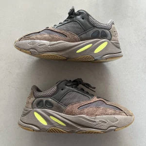 Yeezy 700 Mauve - Säljer mina Yeezy 700 då dem inte används längre. De är 100% äkta men saknar tyvärr box :(  (Nypris 3300kr)