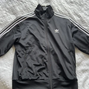 Adidas tröja  - Använt Max 3-4 gånger 