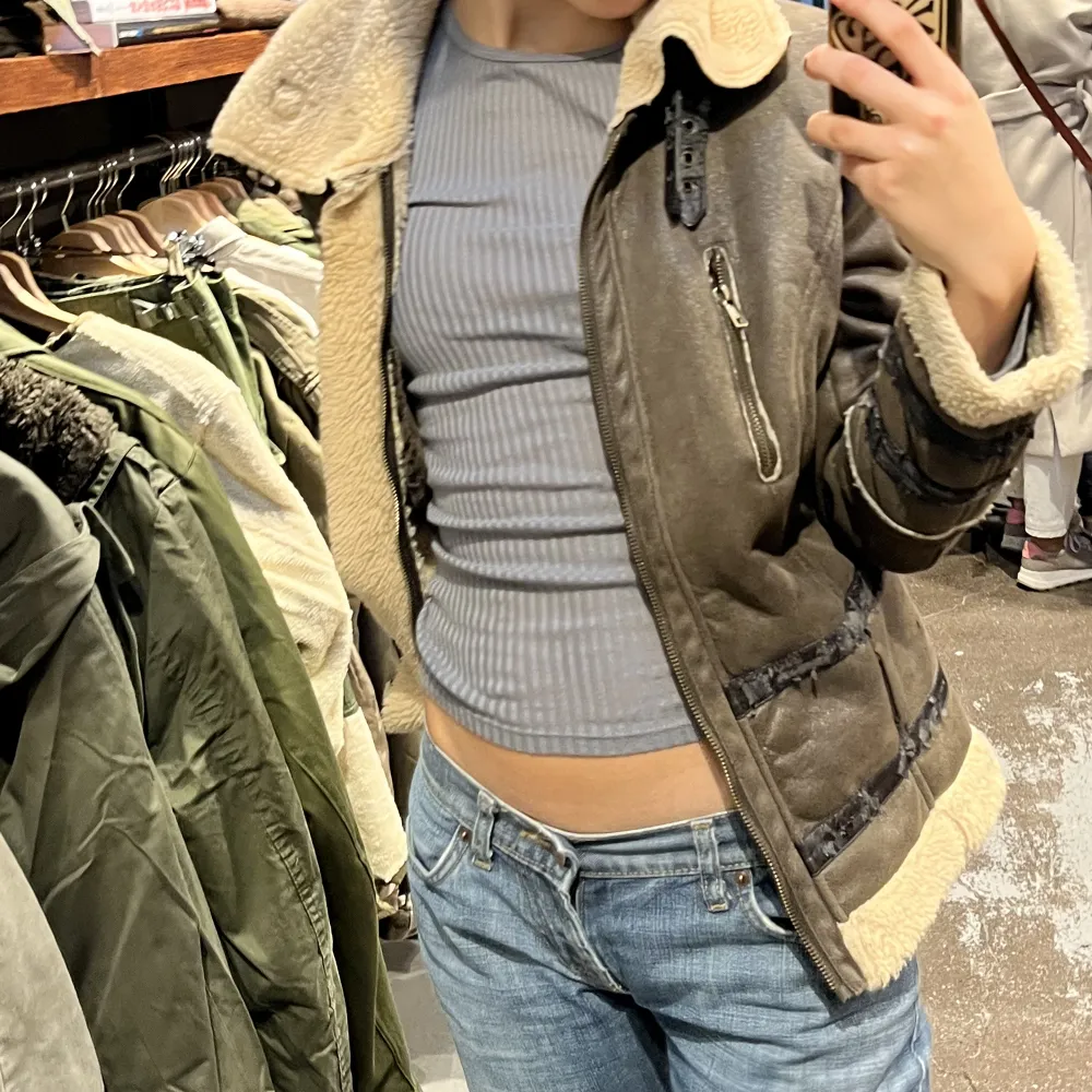 Skinnjacka i fejkläder från bikbok. Börjar bli lite sliten vid vissa ställen, men är fortfarande ursnygg. Storlek s, men funkar till de flesta. Jag är 165 lång och bär oftast storlek xxs - xs. Men denna sitter super på mig. Varm och skön är den också! <3. Takit.