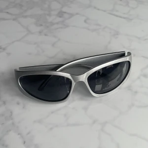 Silvriga solglasögon  - Silvriga helt oanvända solglasögon 