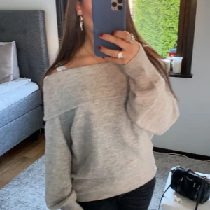 stickad tröja  - Säljer denna ursnygga stickade tröjan som är slutsåld från hm! Inga defekter, har används fåtal gånger💕