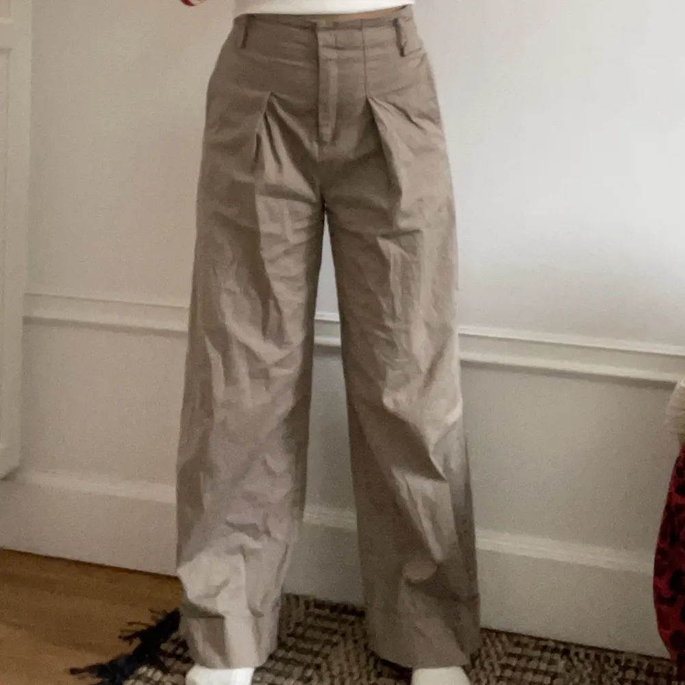 Beigefärgade byxor i väldigt bra skick🌟Kommer med ett bälte. Som referens för längden är jag 160cm lång. Storlek EU36. . Jeans & Byxor.