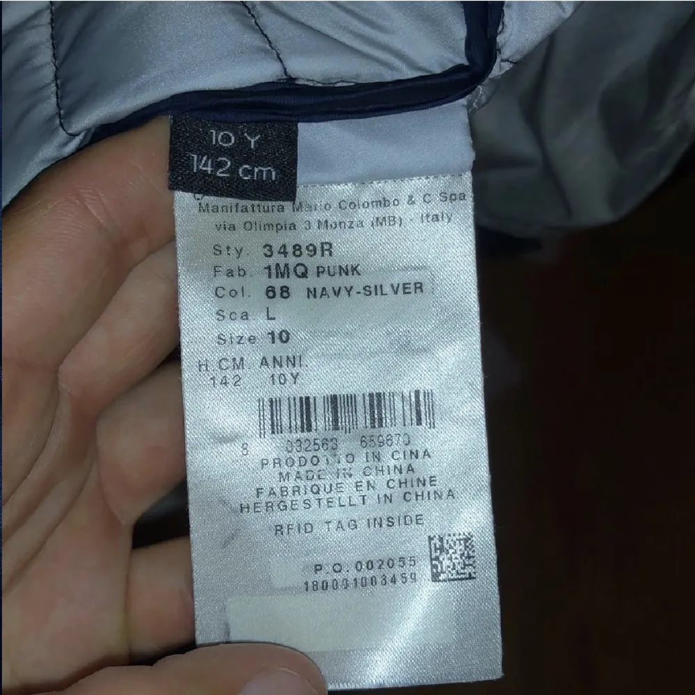 Säljer nu min colmar väst för den är för liten det är strl 142. Köptes ny för 2300kr. Pris 500kr köparen står för frakt. Takit.