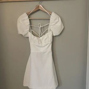 Klänning - Säljer denna fina zara klänning som aldrig är använd. Perfekt till skolavslutning eller student 💗✨