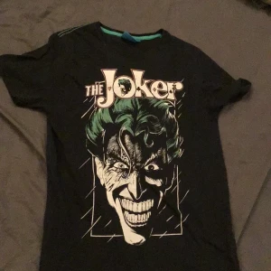 Joker tröja  - Den är i S men är lite baggy två hål vi r ett