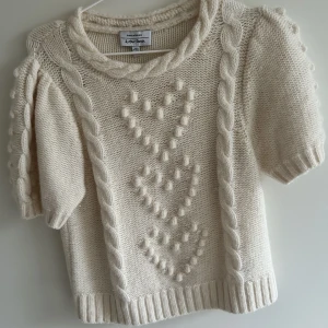 Kortärmad stickad topp  - Mysig och super snygg stickad topp från other stories som passar alla årstider! Originalpris 1299kr