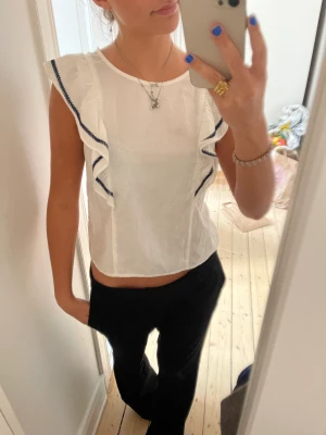 Sommar topp - Super söt topp som jag köpte i en butik i usa💓superbra skick. Säljer pga att jag inte använder så ofta, frakt tillkommer❤️