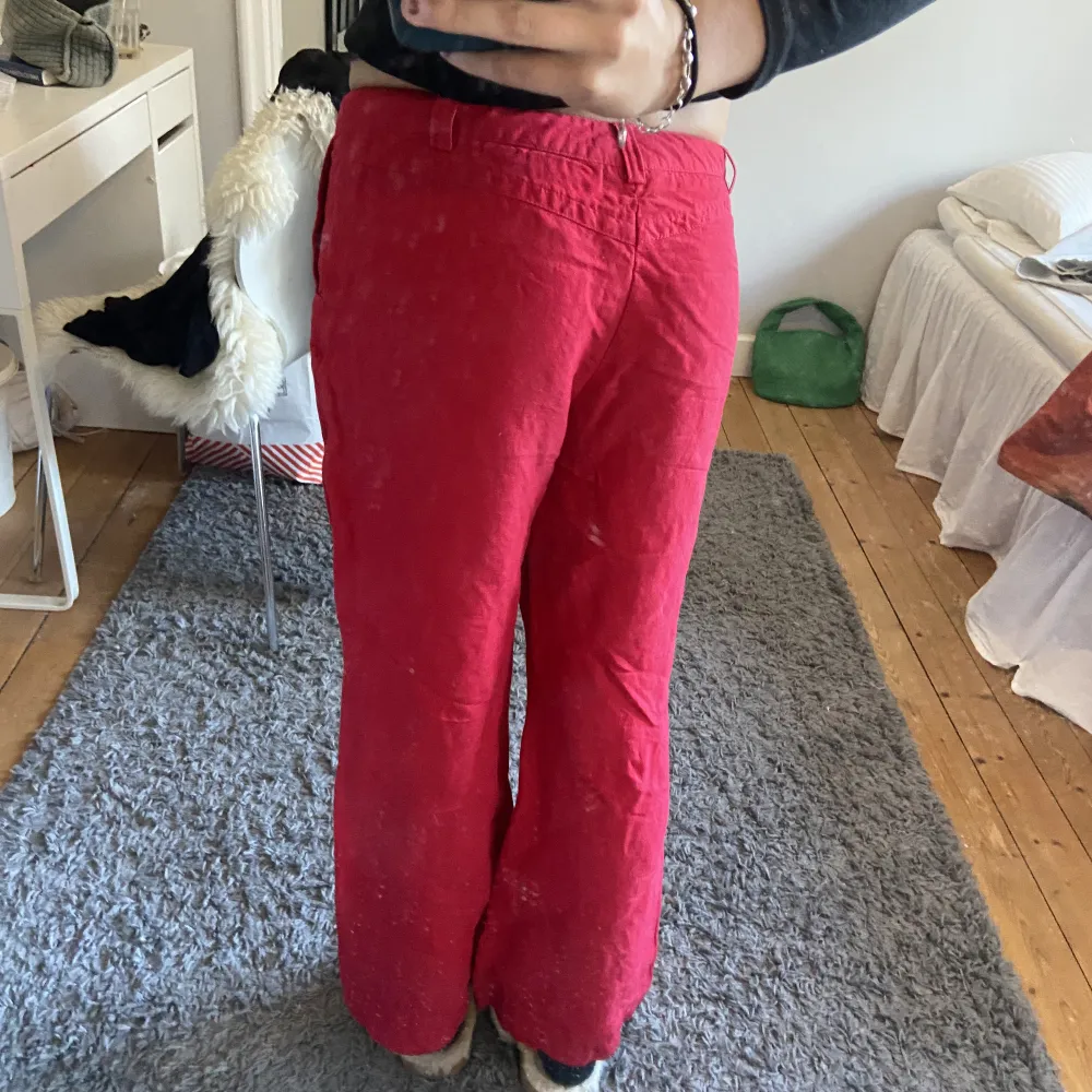 Lågmidjade röda linnebyxor, de är så fina och coola men är tyvärr något för korta för mig som är 172 cm❤️. Jeans & Byxor.