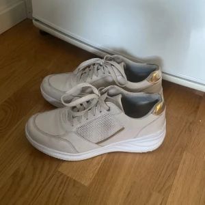 Skor - Skor från skopunkten, använda 3 gånger, storlek 39. Kostar 150+frakt