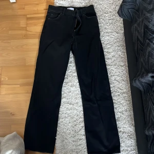 Bershka jeans  - Svarta högmodajde bershka jeans, straight model