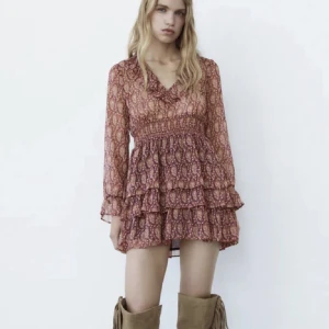 klänning - säljer denna as snygga klänningen ifrån zara, i nyskick ❤️ superfin till sommaren 💗