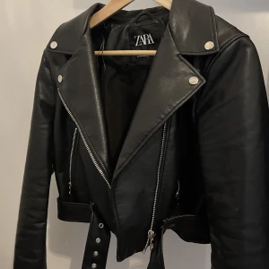 Zara skinnjacka  - Zara skinnjacka i mycket fint skick! Storlek L. Brukar bära S och L sitter perfekt! 