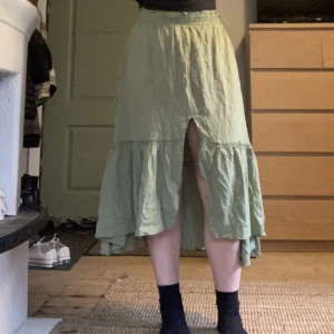 Långkjol  - Lång kjol köpt på zalando, använd kanske 2-3 gånger💕