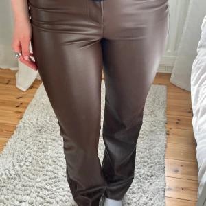 Skinnbyxor - Jätte fina skinnbyxor från Bikbok, köpta förra året, bra i längden och skönt matrial på insidan. Säljer då det inte riktigt är min stil.