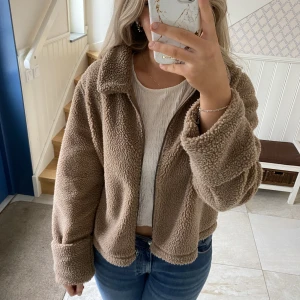 Teddyjacka - Säljer min oanvända teddyjacka ifrån Dobber,, TRYCK INTE PÅ KÖP NU!! 