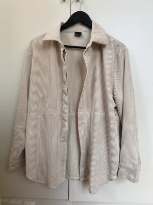 Manchesterskjorta  - Beige skjorta i manchestertyg från GinaTricot i storlek M. Sparsamt använd! Pris 150kr Finns i Kalmar, men kan fraktas mot avgift 💕