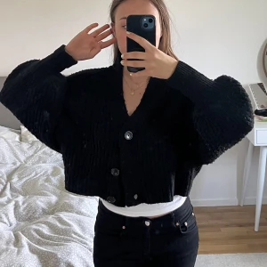 Cardigan - Svart mysig croppad cardigan från gina tricot. Bra skick!