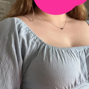 Topp  - En jättefin ljusblå topp med långa ärmar som du kan knyta bak. Köpt för 100 kronor second hand men ursprungligen från shein. Ändast använd en gång, säljer för att jag inte gillade modellen😊