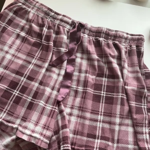 Pyjamasshorts  - Jättefina rosa pyjamasshorts som är använda ett fåtal gånger, så mysigt tyg. Säljer pågrund av att de är för små. Köpta på Ullared för 150 för ungefär två år sedan 😊