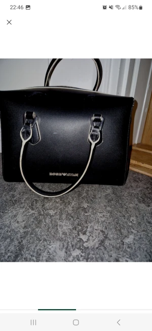 Armani handväska - Emporia armani handväska Svart. Man måste laga dragkedjan eller byta ut den.