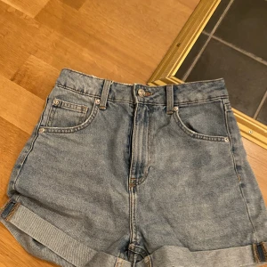 Jeansshorts - Säljer dessa skitsnygga jeansshortsen från Hm som inte riktigt kommer till användning längre. Jag känner även att jag har växt ur de. De är lite använda. Jag är 161 cm lång och har storlek 32❤️