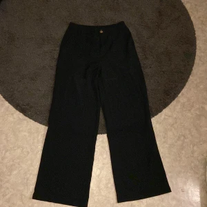 Svarta kostymbyxor - Svarta kostymbyxor i storlek S, från SHEIN, passar mig i längden (170 cm)
