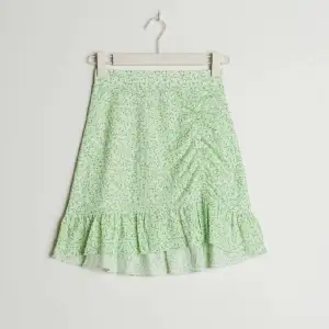 Säljer denna as snygga kjolen från Gina Tricot! Endast använd fåtal gånger oxh den är i bra skick!❤️ Köpt för 200 Men säljer för 70 kr❣️