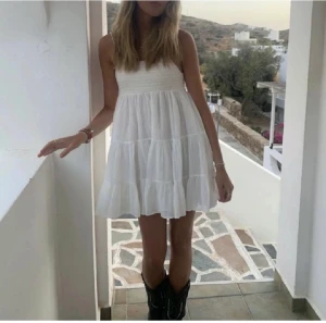 Zara klänning - Fin svart zara volang klänning st xs/s  Hör av er vid intresse! 